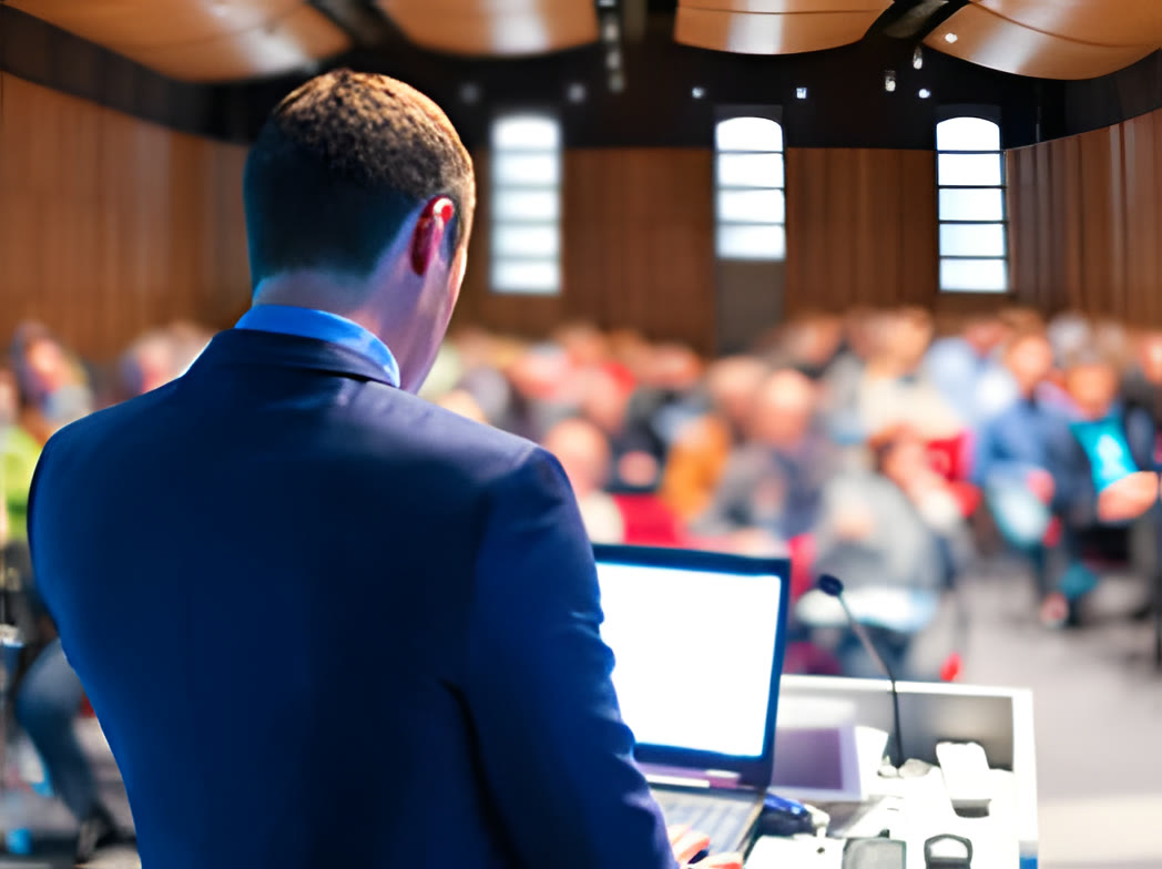 Sala allestita per una conferenza al Paganini Congressi