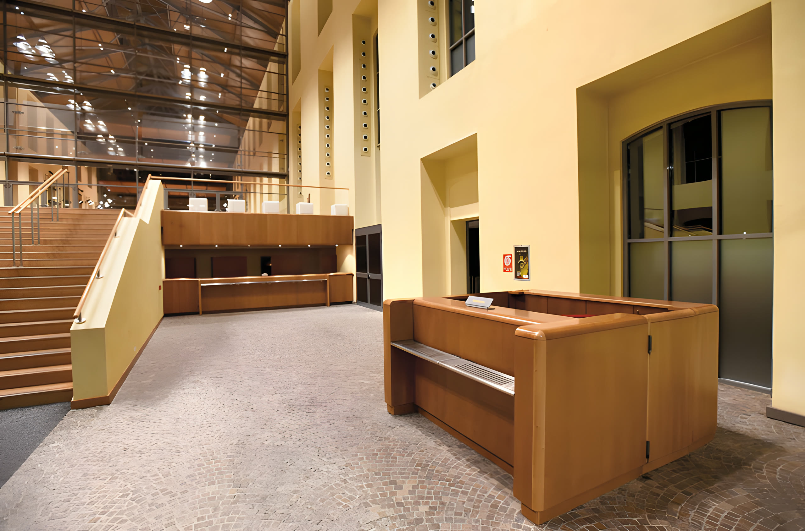 Reception, livello superiore e vetrate