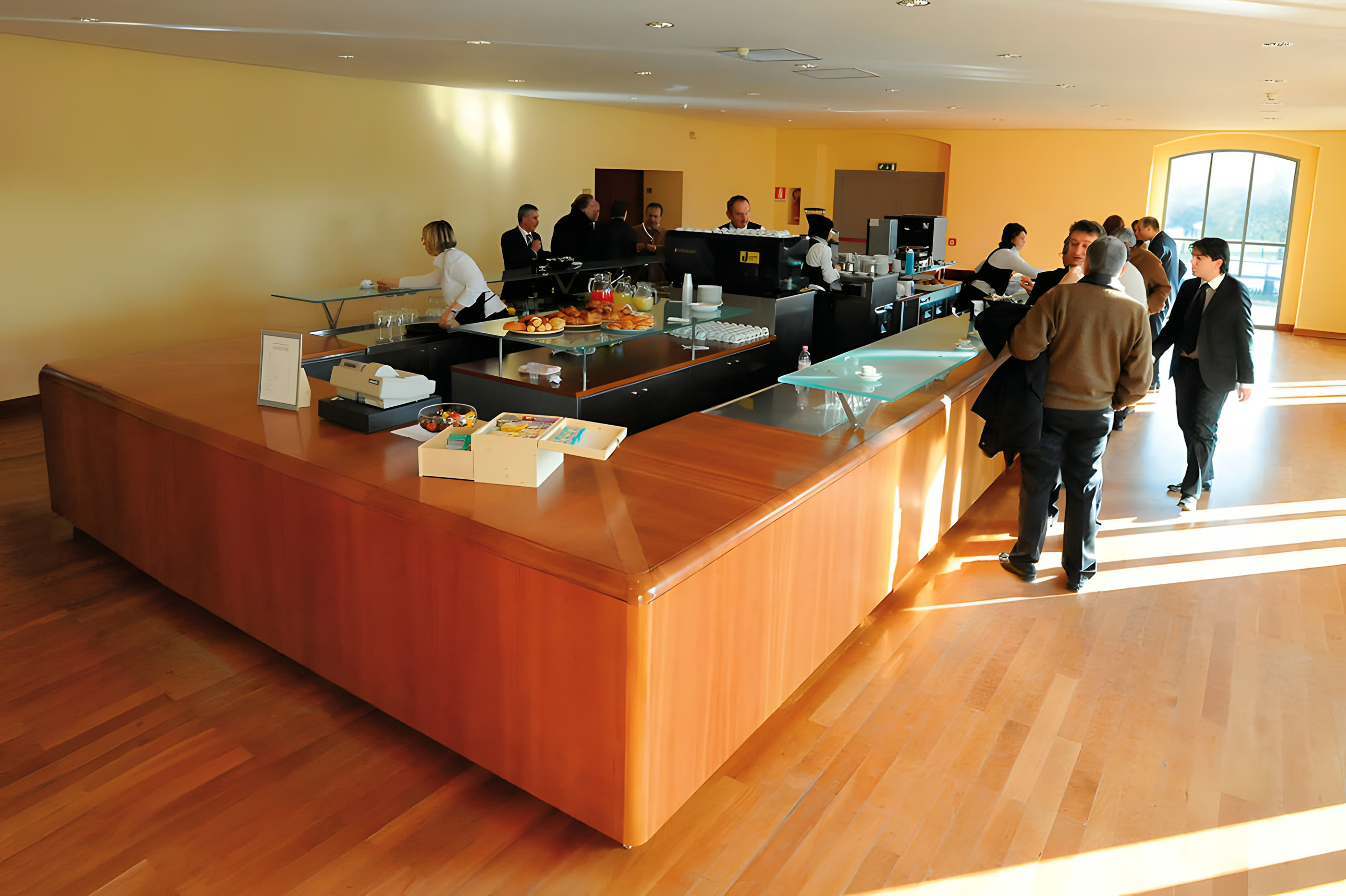 Dettaglio della sala: legno e acustica