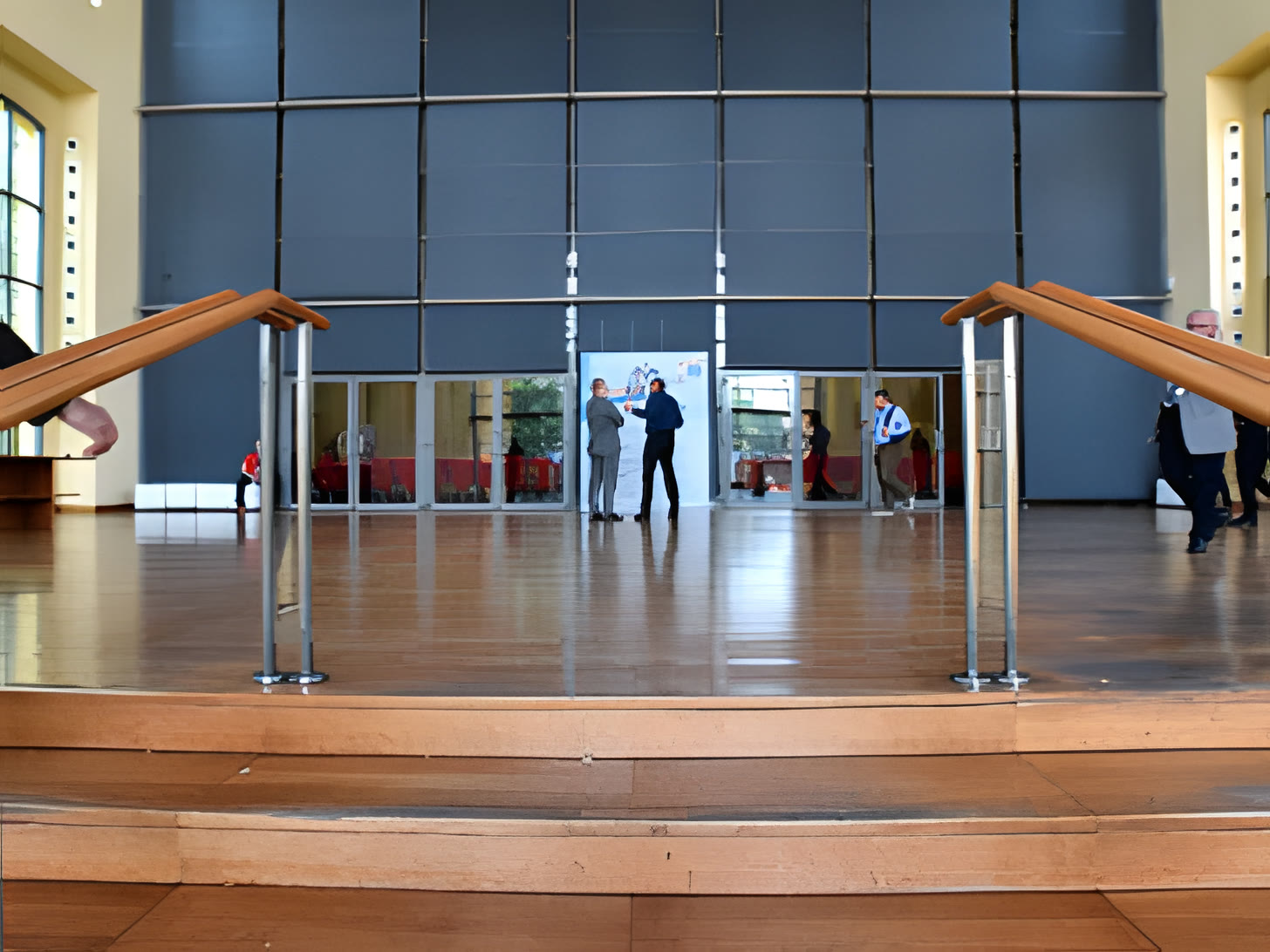 Il foyer vetrato dell'Auditorium Paganini affacciato sul parco