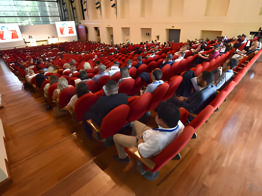 Allestimento conviviale con tavoli apparecchiati &mdash; Gathering
